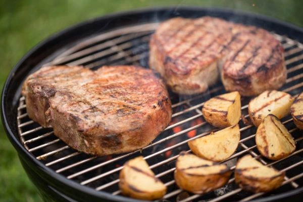 Bucati de carne si cartofi pe gratar 