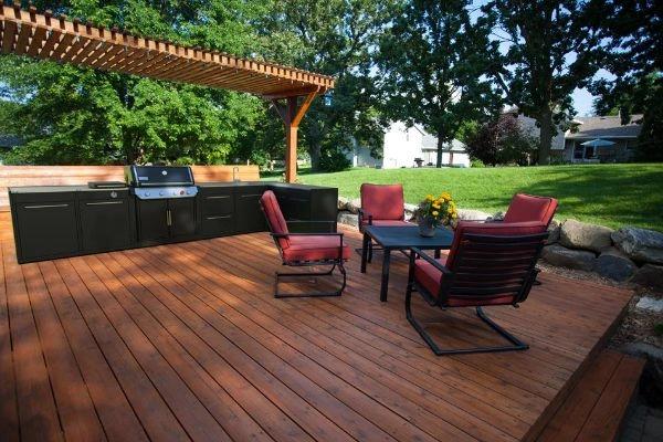 Trasa de lemn in gradina, cu masa , scaune si bucatarie de exterior BBQ Kitchen.